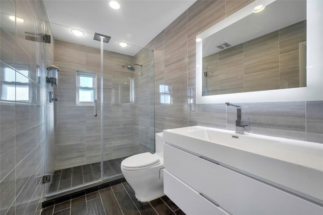 Hall bathroom | Image 14