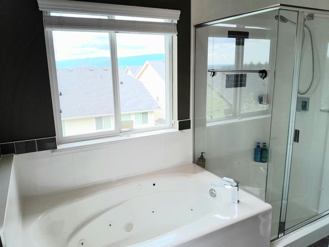 10499 Mceachern St, House other with 4 bedrooms, 4 bathrooms and 4 parking in Maple Ridge BC | Image 14