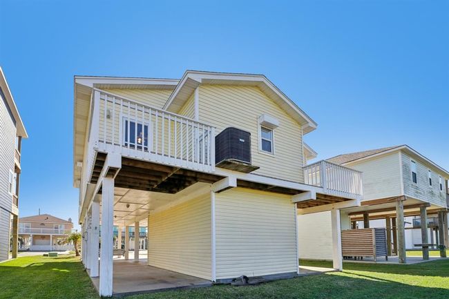 There is plenty of entertaining space on the ground level. | Image 20