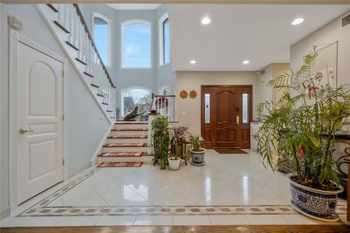 8 Percheron Ln, Roslyn Heights, NY, 11577-2803 | Card Image