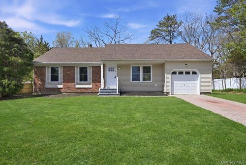 28 Gabon Ln, Coram, NY, 11727-1413 | Card Image