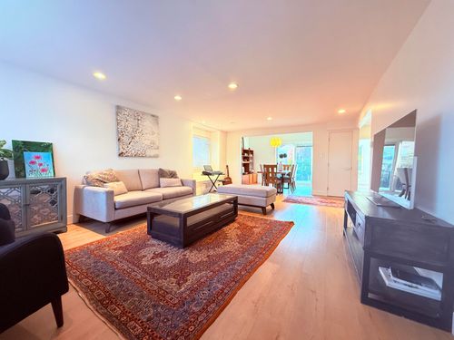 732 E 13th St, North Vancouver, BC, V7L2M7 | Card Image