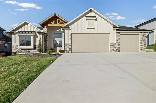 1616 Sw 27th St, Lee's Summit, MO, 64082-6004 | Card Image