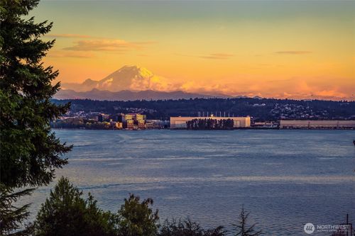 8337 E Mercer Way, Mercer Island, WA, 98040-5622 | Card Image