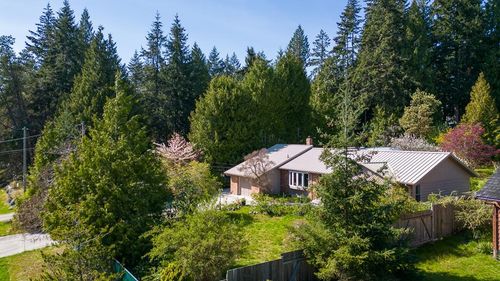 8024 Southwood Rd, Halfmoon Bay, BC, V7Z1E1 | Card Image