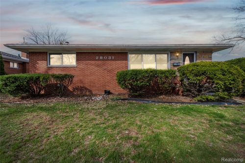 28031 Lorraine Ave, Warren, MI, 48093-4921 | Card Image