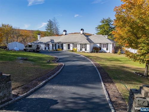 18 Pepperidge Tree Ter, Kinnelon, NJ, 07405-2228 | Card Image