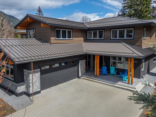 8007 Cypress Place, House other with 4 bedrooms, 3 bathrooms and 4 parking in Whistler BC | Card Image
