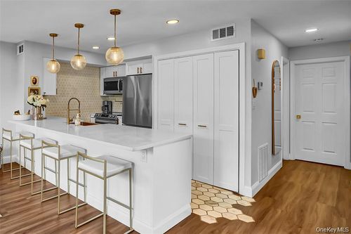 apt-201-1 Anchorage Way, Freeport, NY, 11520-6259 | Card Image