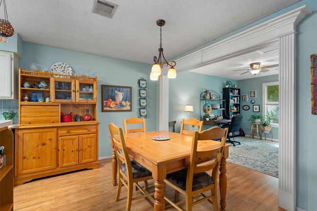 Enjoy meals and togetherness around the dining table! | Image 9
