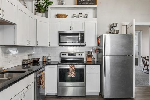 208 E Union St, Manchester, IA, 52057-1427 | Card Image