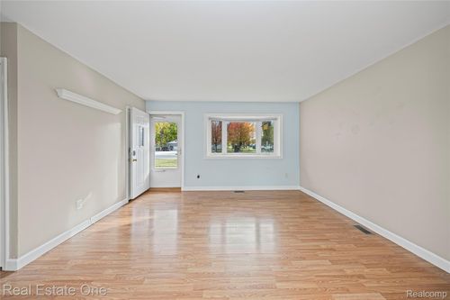 12107 19 Mile Rd, Sterling Heights, MI, 48313-2412 | Card Image