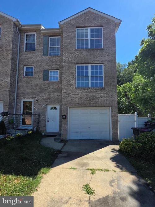 211 7th Ave, WILMINGTON, DE, 19805-4772 | Card Image