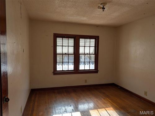 7041 Garesche Ave, Jennings, MO, 63136-1036 | Card Image