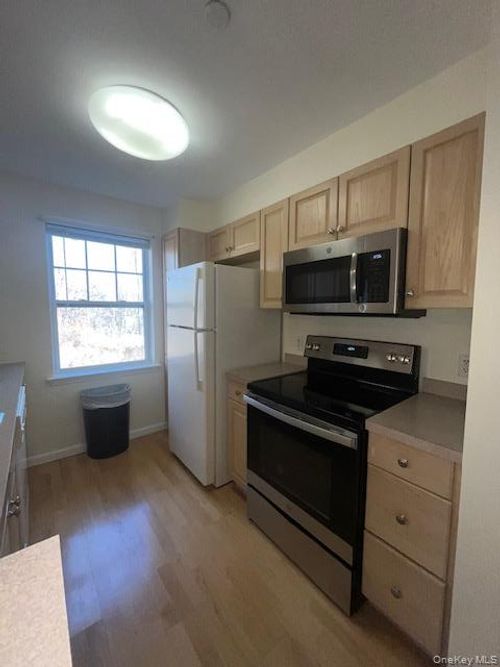 apt-211-200 Woodcrest Ln, Mount Kisco, NY, 10549-3052 | Card Image