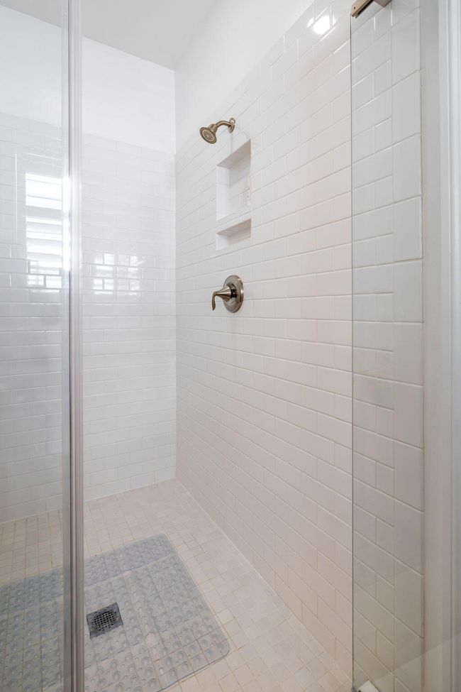 Shared Bath | Image 38
