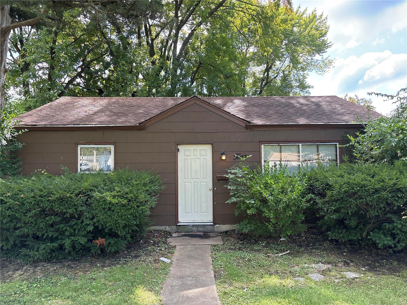 Rissant Dr, Florissant, MO 63031