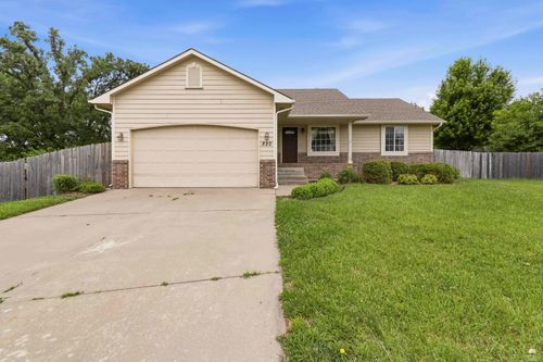 820 Fossilridge Dr, Manhattan, KS, 66503-3147 | Card Image