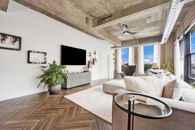 UNIT-337 - 1033 W 14 Th Pl, Condo with 3 bedrooms, 2 bathrooms and 1 parking in Chicago IL | Image 4