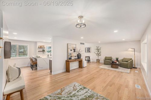 54232 Mound Rd, Shelby Twp, MI, 48316-1641 | Card Image