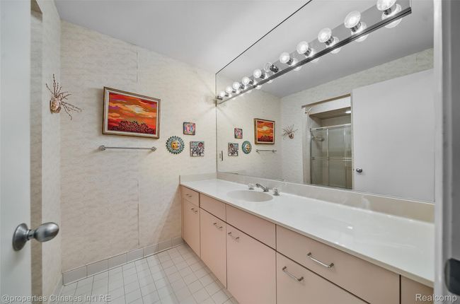 Full hall Bathroom on second floor | Image 23