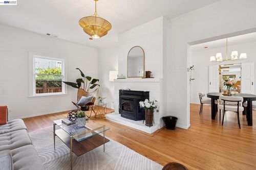 3287 Briggs Ave, Alameda, CA, 94501-4802 | Card Image
