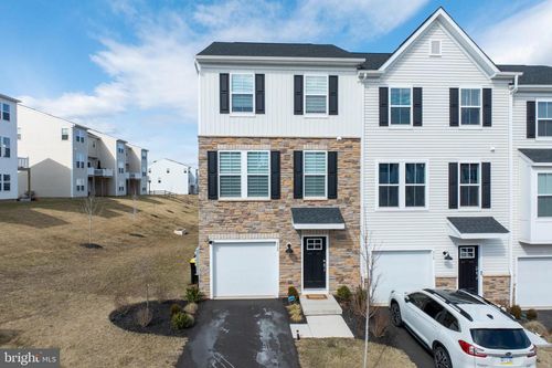 912 Magnolia Ln, SPRING CITY, PA, 19475-1408 | Card Image