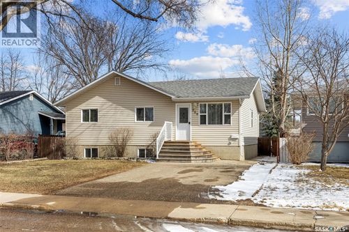 359 4th Ave Se, Swift Current, SK, S9H3L7 | Card Image