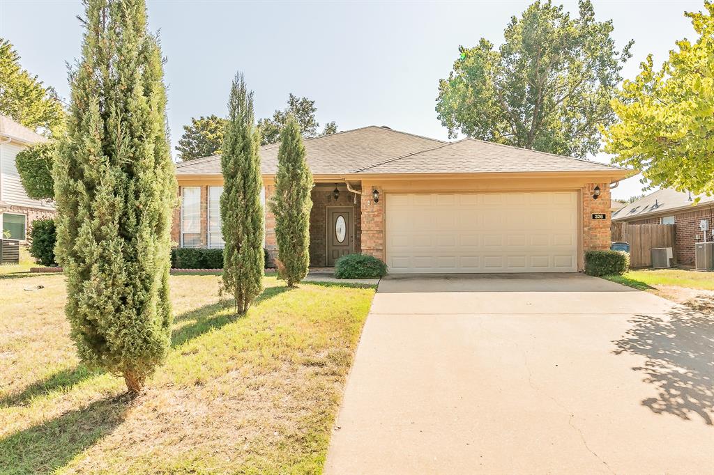 Ashley Oak Ln, Lake Dallas, TX 75065
