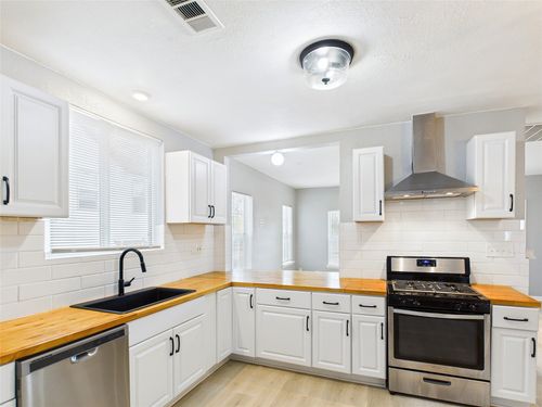 823 Havendon Cir, Dallas, TX, 75203-2831 | Card Image