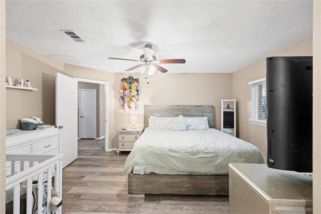 Spacious Main Bedroom | Image 19