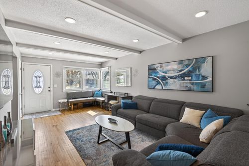 1609 Hillsboro Ave N, Golden Valley, MN, 55427-3707 | Card Image