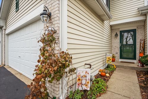 352 Normandie Dr, Sugar Grove, IL, 60554-8304 | Card Image