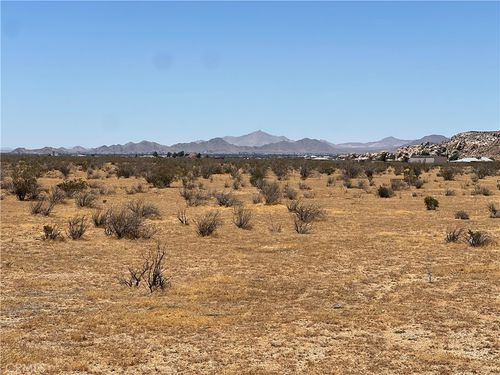 5 Del Oro Road, Apple Valley, CA, 92308 | Card Image