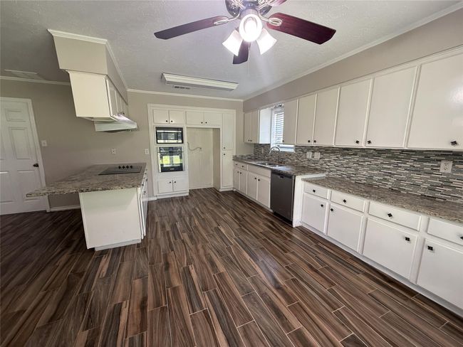 2309 Cedar St, House other with 3 bedrooms, 2 bathrooms and 2 parking in Pearland TX | Image 8