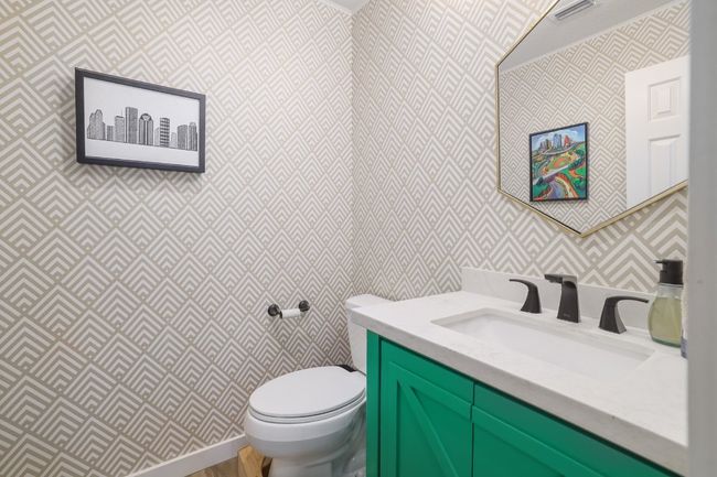 Hall bath (5th bathroom) | Image 26