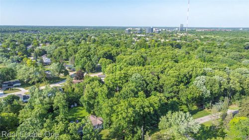 28190 Wildwood Trl, Farmington Hills, MI, 48336-2157 | Card Image