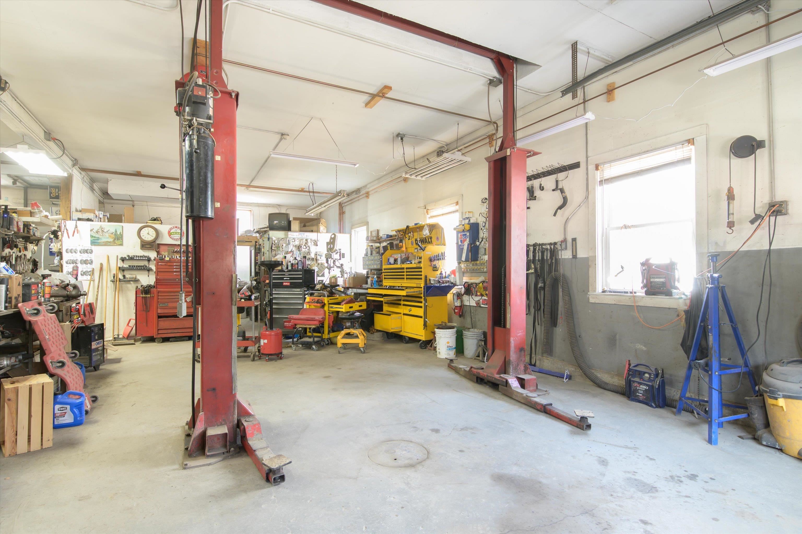 Commercial Sale in Weathersfield 2