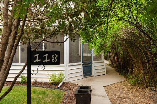 118 2 St Sw, Medicine Hat, AB, T1A4A8 | Card Image