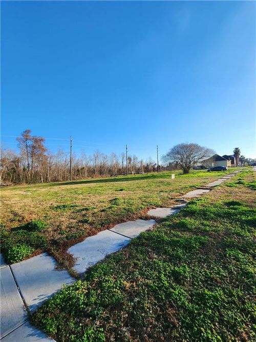 4001 Kings Dr, Chalmette, LA, 70043-1137 | Card Image