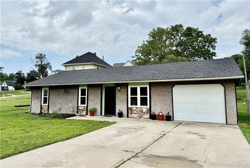 606 Prairie St, Maryville, MO, 64468-3215 | Card Image