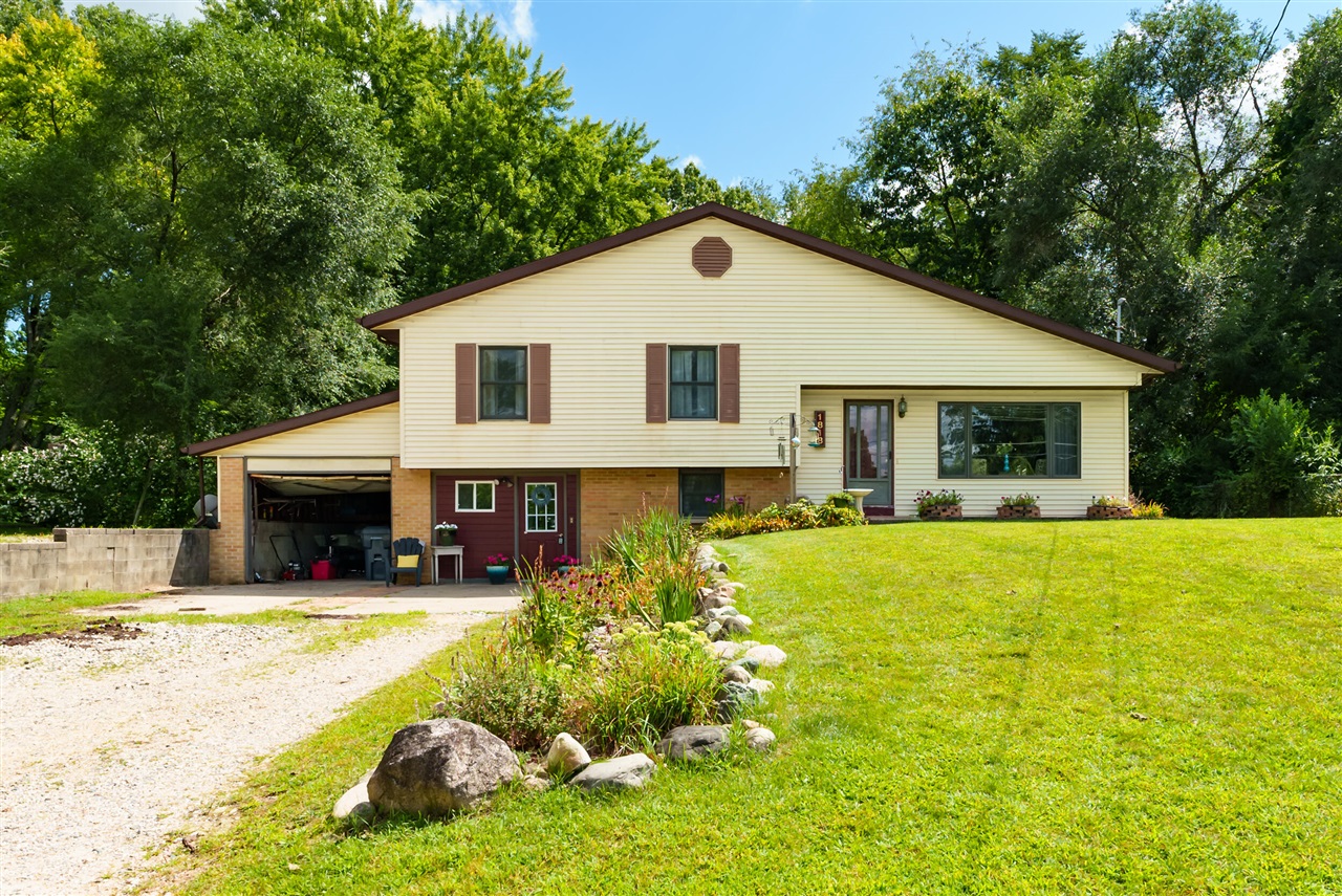 Crooked Lake Dr, Kalamazoo, MI 49009