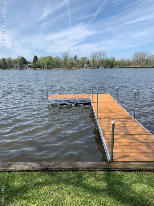 1922 Lake Pointe Dr, Ortonville, MI, 48462-8860 | Card Image