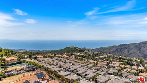 1636 Chastain Pkwy E, Pacific Palisades, CA, 90272-1943 | Card Image