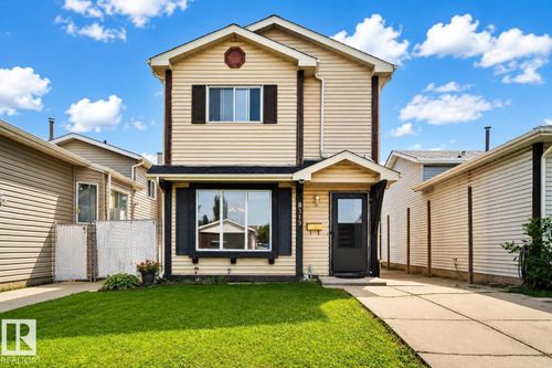 8313 156 Ave Nw, Edmonton, AB, T5Z2R3 | Card Image