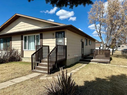 15 Chaisson Crossing, Home with 4 bedrooms, 2 bathrooms and 4 parking in Whitecourt AB | Card Image