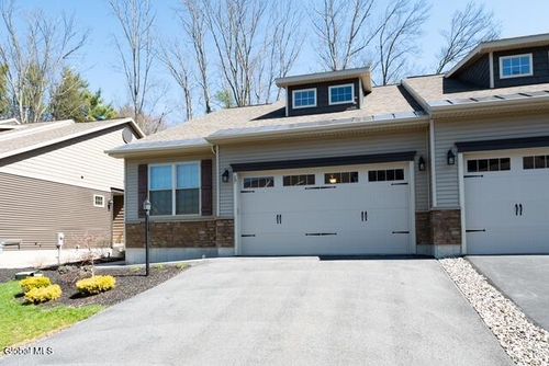 17 Canterbury Ln, Delmar, NY, 12054-9725 | Card Image