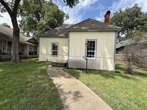 917 W Sears St, Denison, TX, 75020-3321 | Card Image