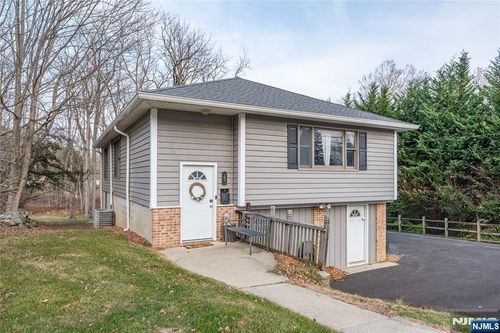 29 Main St, Hackettstown, NJ, 07840-1368 | Card Image