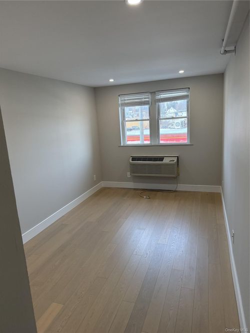 3j-320 Post Ave, Westbury, NY, 11590-2259 | Card Image